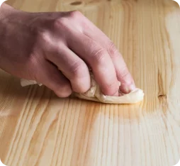 Покрытие маслом изнутри кедровой бочки