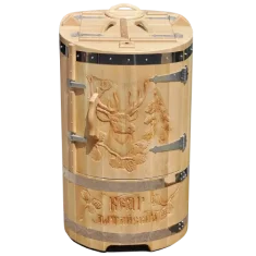 Ручная резьба на двери кедровой бочки